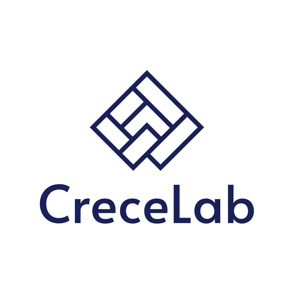 Equipo de CreceLab reunido revisando proyecciones financieras corporativa