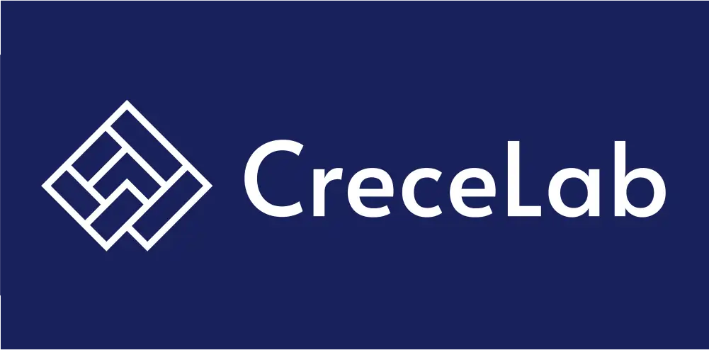 Equipo de CreceLab reunido revisando proyecciones financieras corporativa
